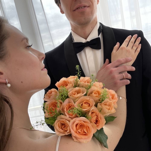 Букет невесты из персиковых роз с зеленью