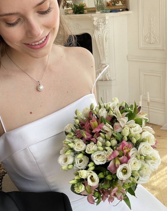 Букет невесты из лизиантуса (эустом) и альстромерии