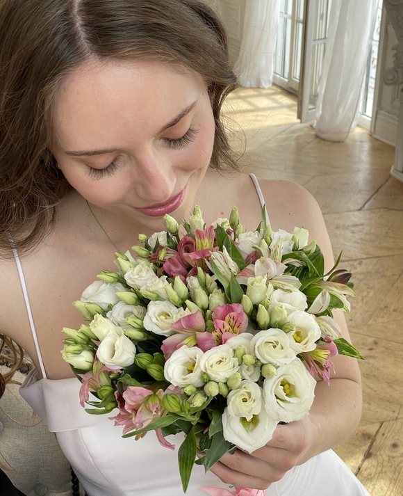 Букет невесты из лизиантуса (эустом) и альстромерии