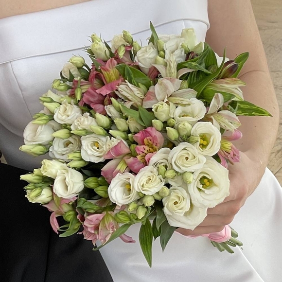 Букет невесты из лизиантуса (эустом) и альстромерии