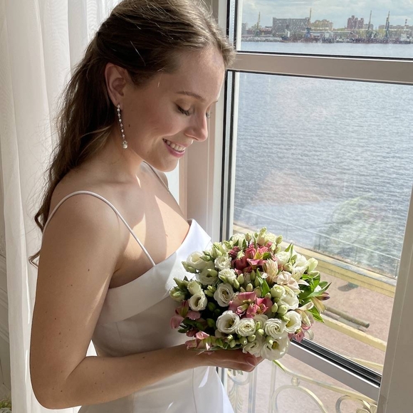 Букет невесты из лизиантуса (эустом) и альстромерии