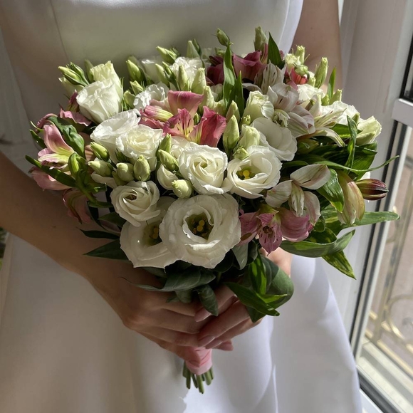Букет невесты из лизиантуса (эустом) и альстромерии