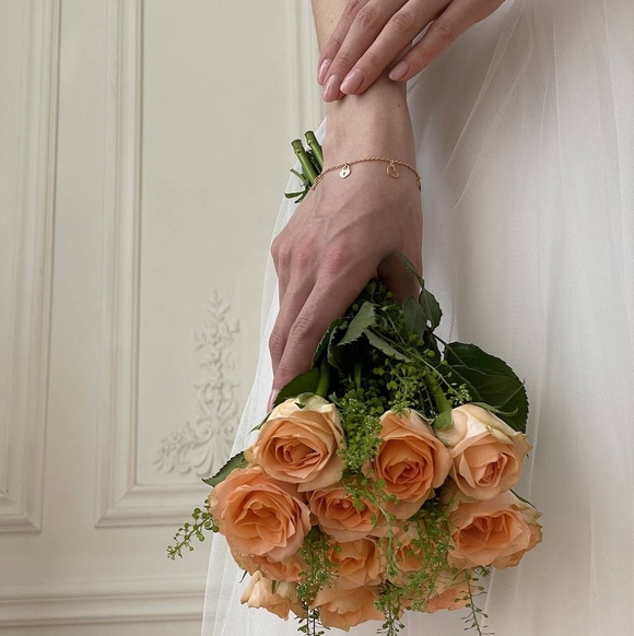 Букет невесты из персиковых роз с зеленью