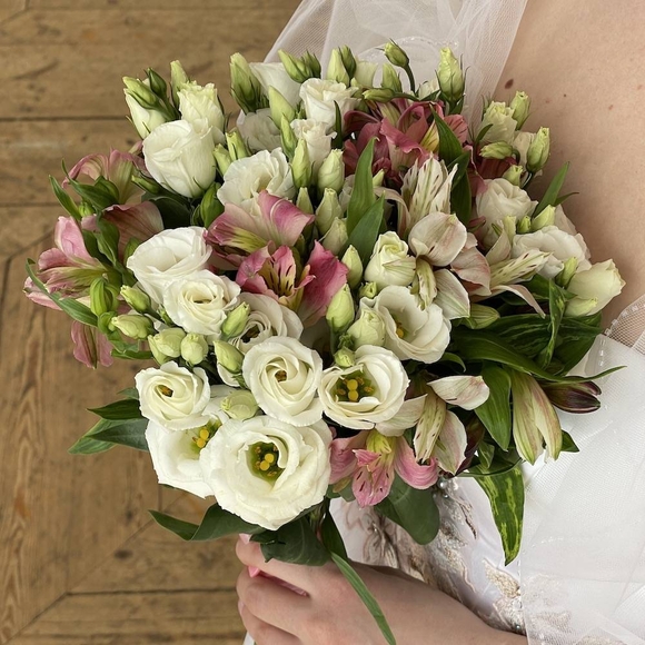 Букет невесты из лизиантуса (эустом) и альстромерии