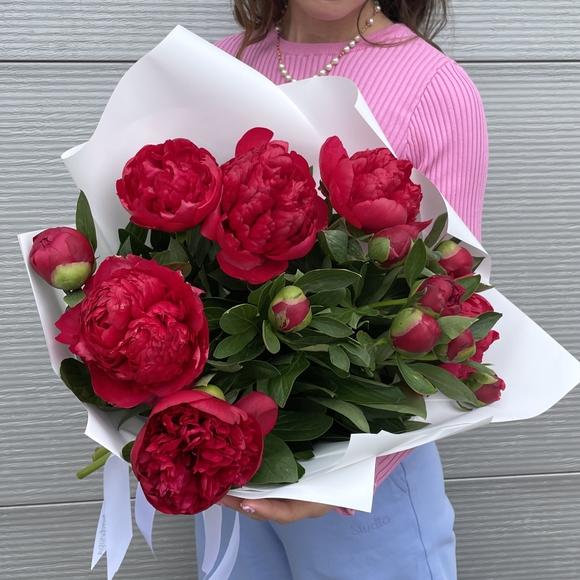 Букет из 15 бордовых пионов (Россия)