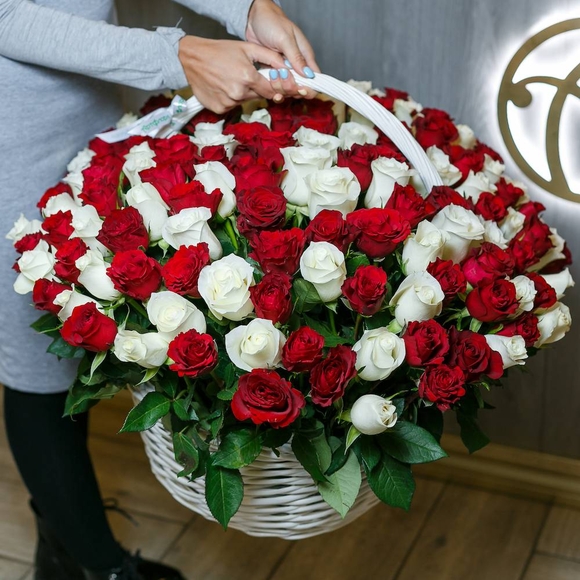 150 роз Кения в корзине