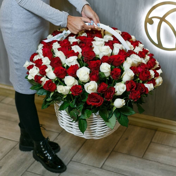 150 роз Кения в корзине