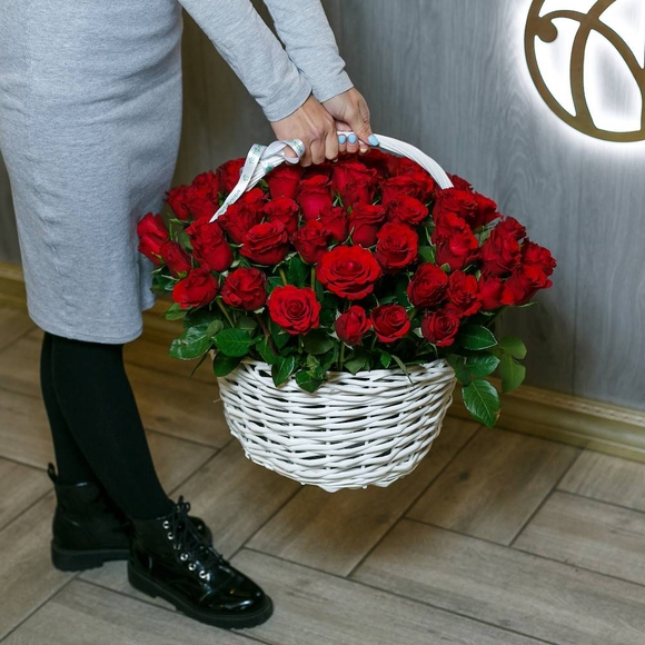 70 роз Кения в корзине