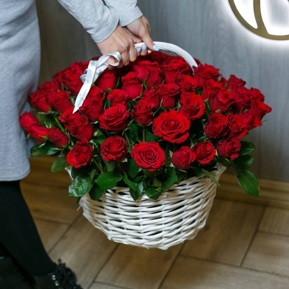 70 роз Кения в корзине