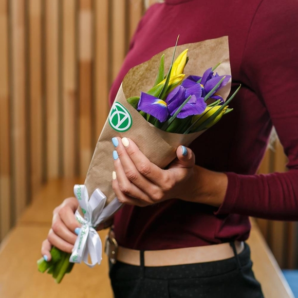 3 желтых тюльпанов с ирисами в крафте