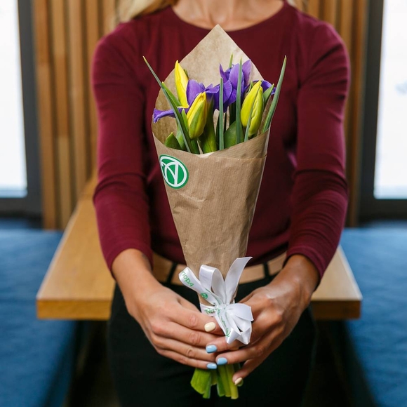 3 желтых тюльпанов с ирисами в крафте