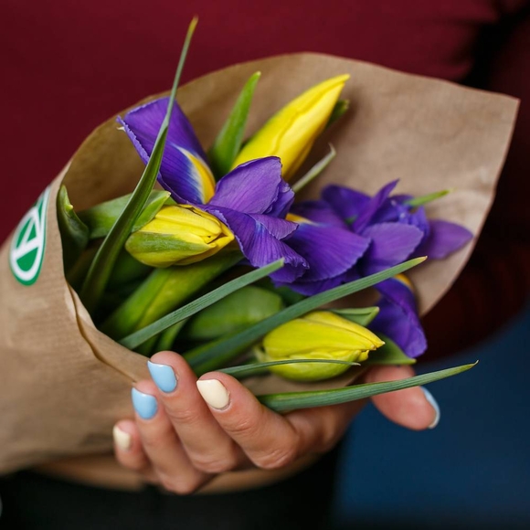 3 желтых тюльпанов с ирисами в крафте