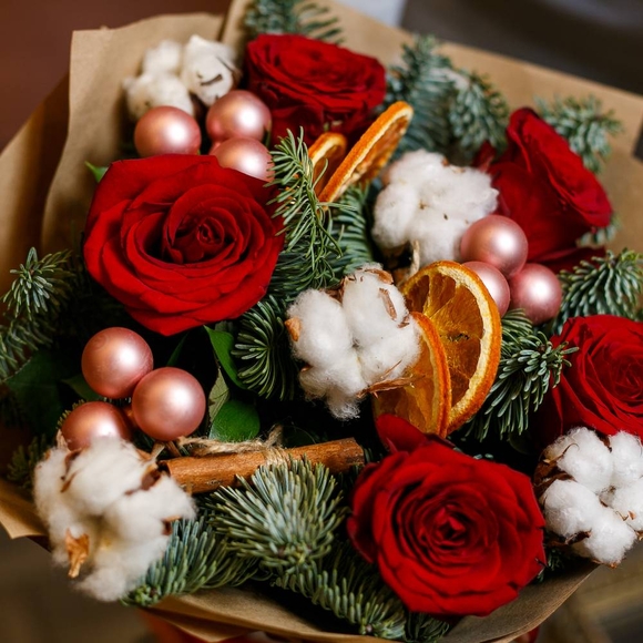 Набор новогодний размер М с букетом-комплиментом, игрушкой и шариками