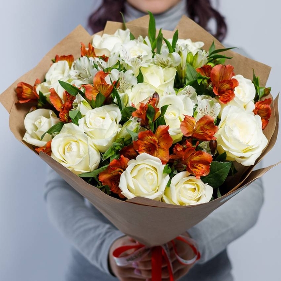 Букет из белых роз (Кения) и альстромерии - М+