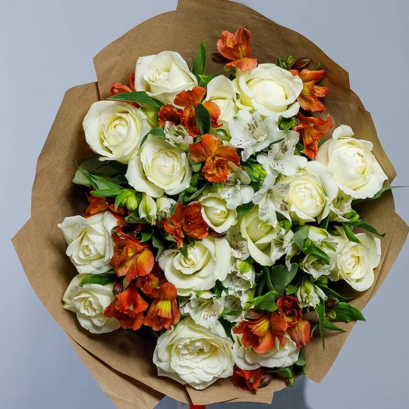 Букет из белых роз (Кения) и альстромерии - М+