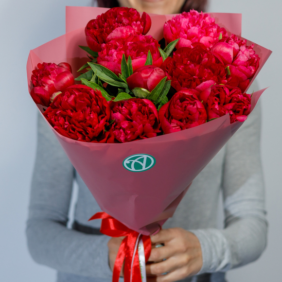Букет из 11 бордовых пионов (Россия)