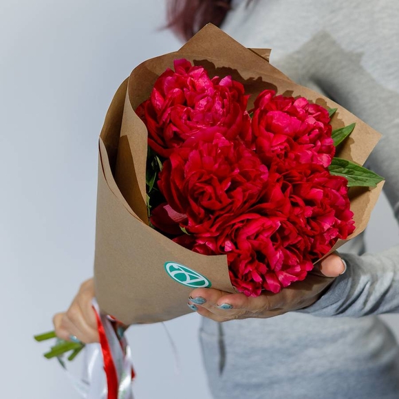 Букет из 5 бордовых пионов (Россия)