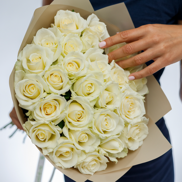 Букет из 25 белых роз 50 см (Россия)