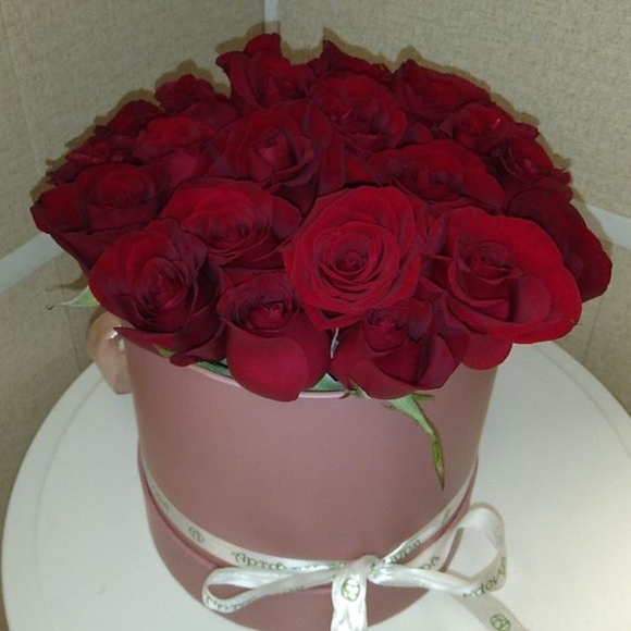 Букет в шляпной коробке М из 35 красных роз (Россия)