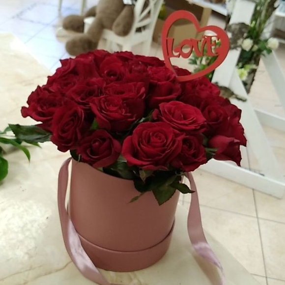 Букет в шляпной коробке М из 35 красных роз (Россия)