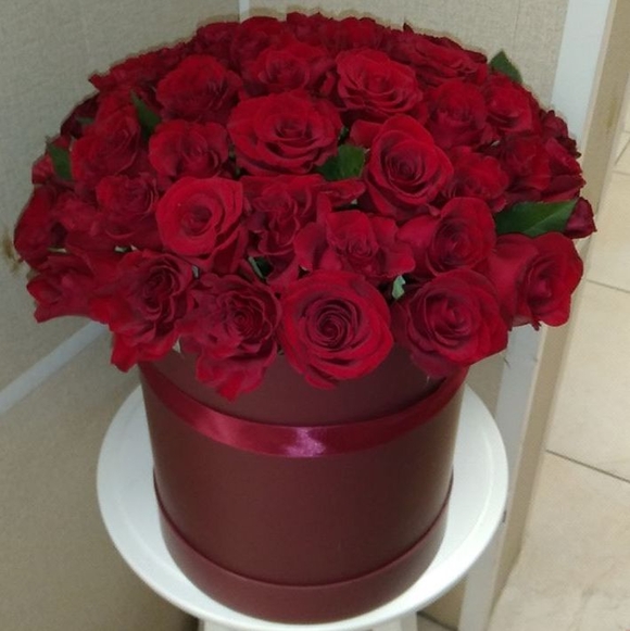 Букет в шляпной коробке L из 51 красной роз (Россия)