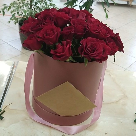 Букет в шляпной коробке М из 35 красных роз (Россия)