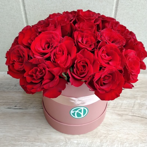 Букет в шляпной коробке М из 35 красных роз (Россия)