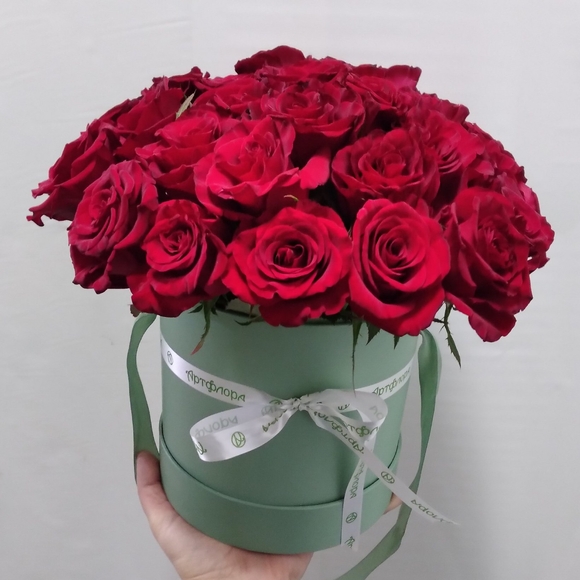 Букет в шляпной коробке М из 35 красных роз (Россия)