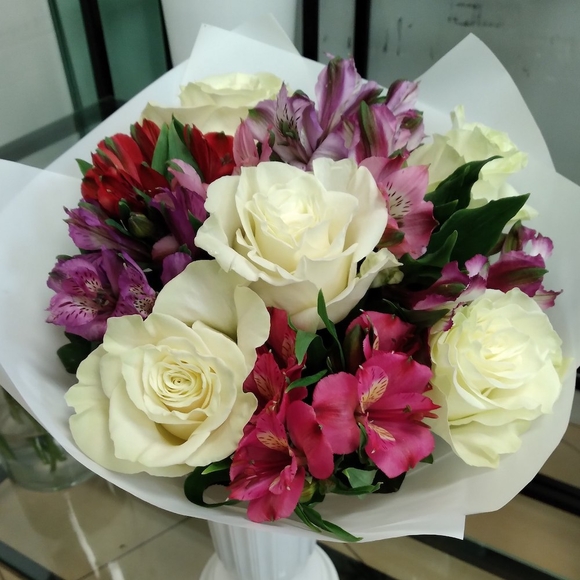 Букет из белых эквадорских роз и альстромерии микс - S