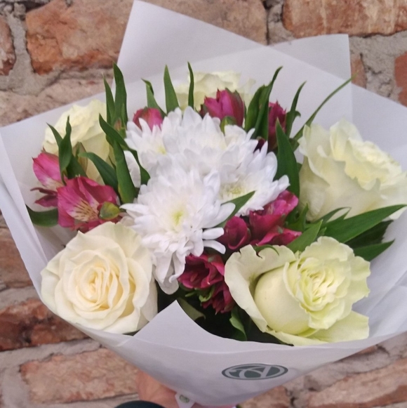 Букет из белых эквадорских роз и альстромерии микс - S