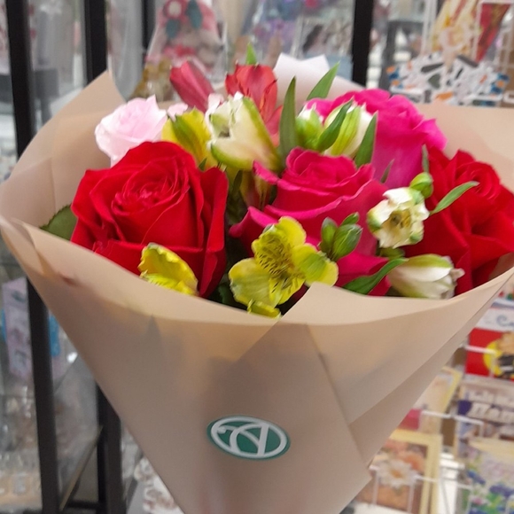 Букет из эквадорских роз микс и асльмтромерии - S