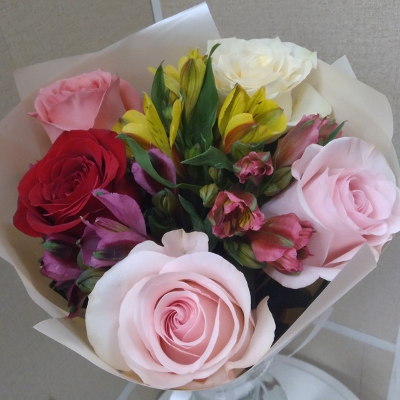 Букет из эквадорских роз микс и асльмтромерии - S