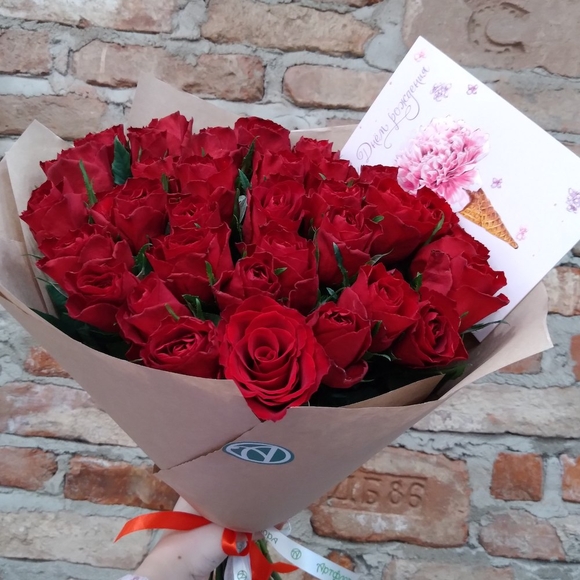 Букет из 25 красных роз 50 см (Кения) в крафте