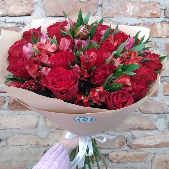Букет из красных роз 50 см (Кения) и альстромерии - L