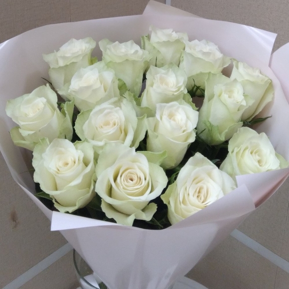Букет из 15 белых роз 50 см (Кения) в розовой упаковке