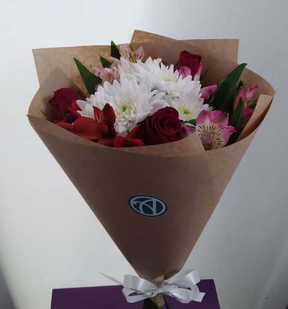 Букет из красных роз, хризантемы и альстромерии микс