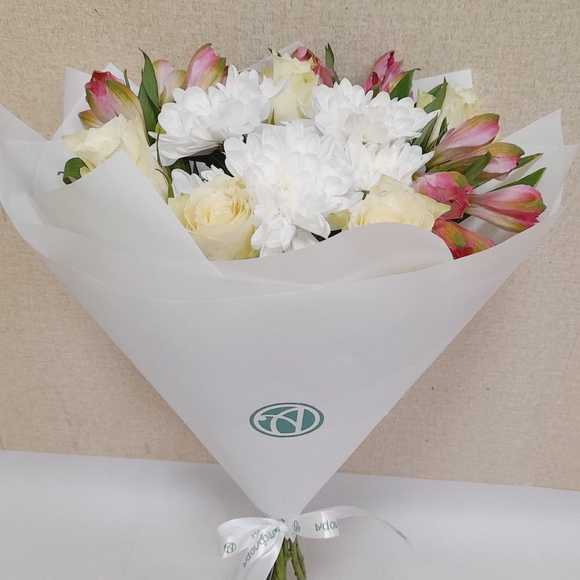 Букет из белых роз, хризантем и альстромерии - S