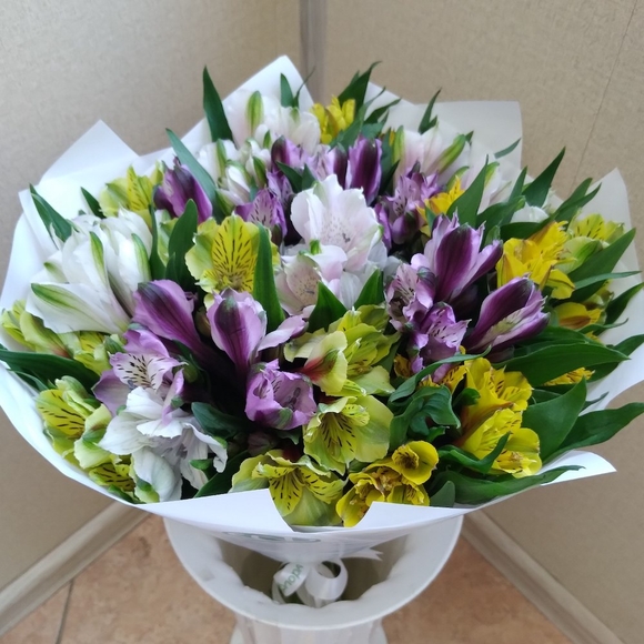Букет из 15 Альстромерий микс
