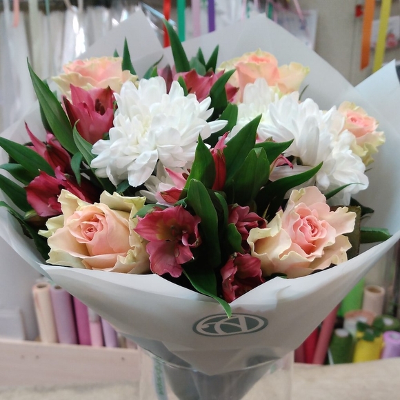 Букет из белых роз, хризантем и альстромерии - S