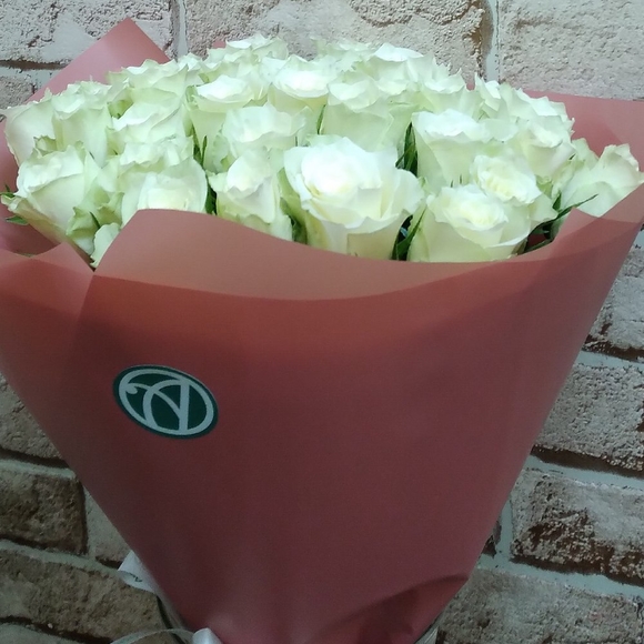 Букет из 15 белых роз 50 см (Кения) в розовой упаковке