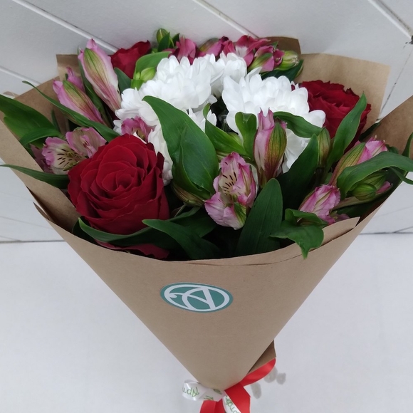 Букет из красных роз, хризантемы и альстромерии микс