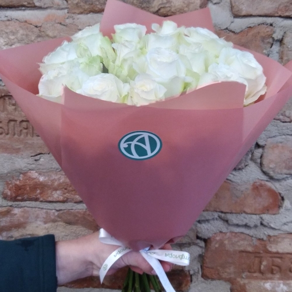 Букет из 15 белых роз 50 см (Кения) в розовой упаковке