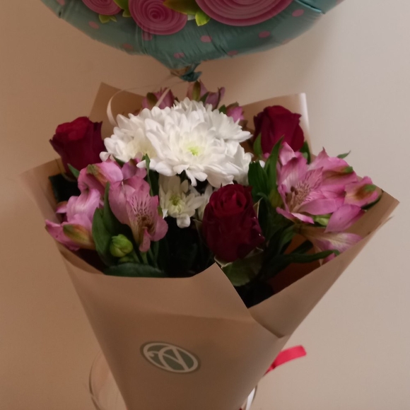 Букет из красных роз, хризантемы и альстромерии микс