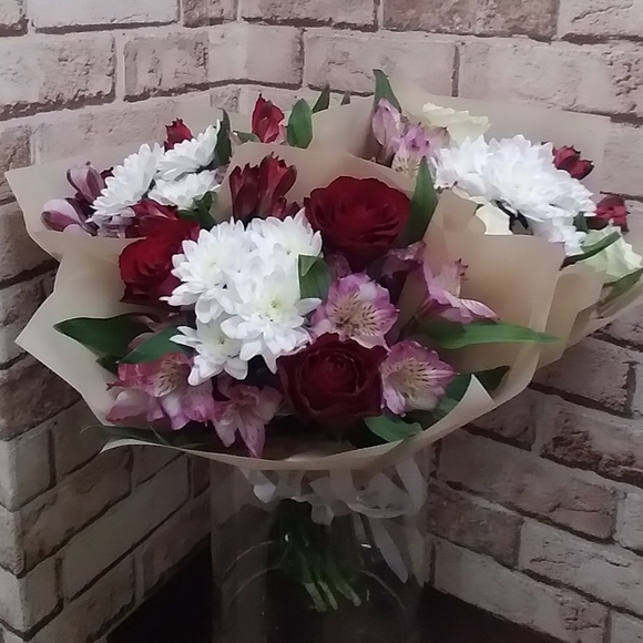 Букет из красных роз, хризантемы и альстромерии микс