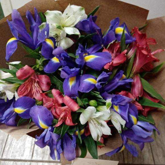 Букет из синих ирисов и альстромерии микс - S