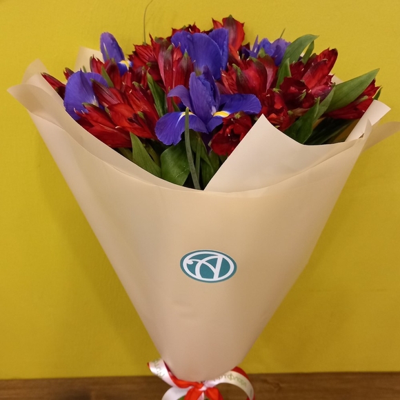 Букет из синих ирисов и альстромерии микс - S