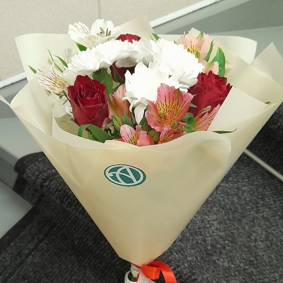 Букет из красных роз, хризантемы и альстромерии микс