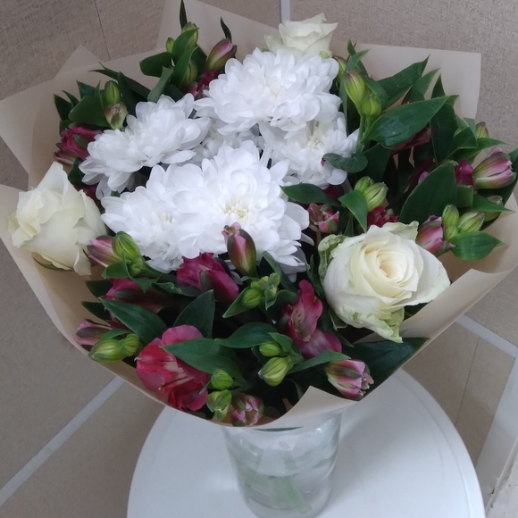 Букет из белых роз, хризантемы и альстромерии микс