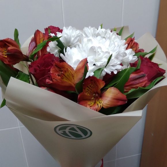 Букет из красных роз, хризантемы и альстромерии микс