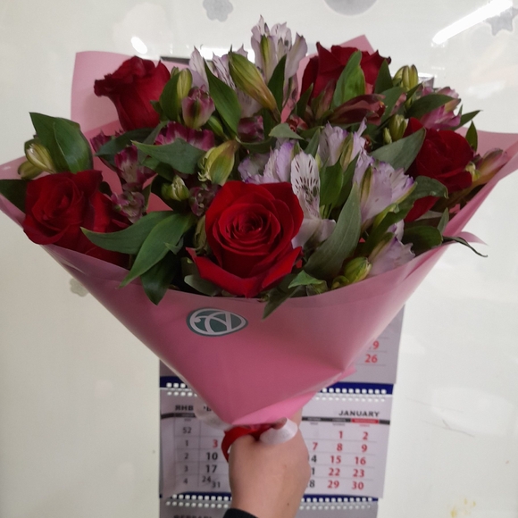 Букет из красных эквадорских роз и альстромерии микс - S